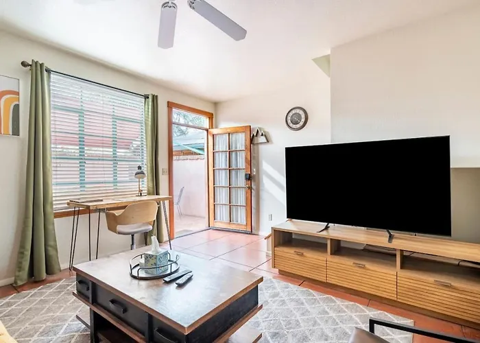 Vibrant 2br Dt Living, Stylish & Serene *