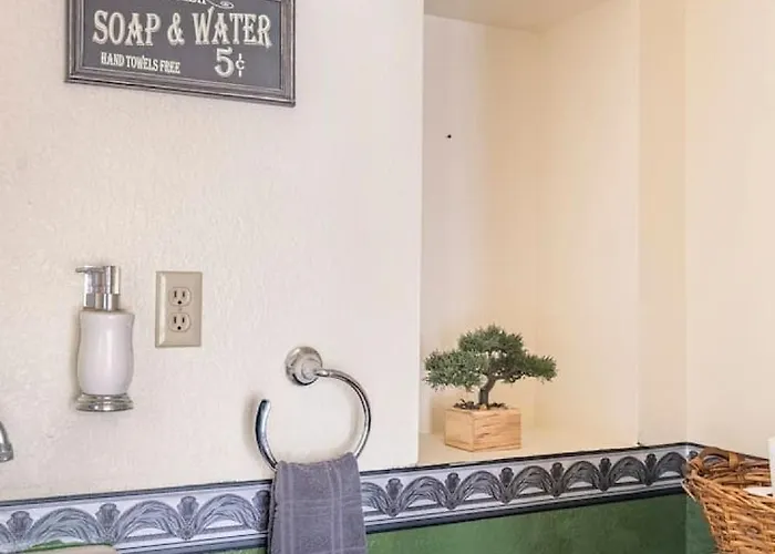 Vibrant 2br Dt Living, Stylish & Serene