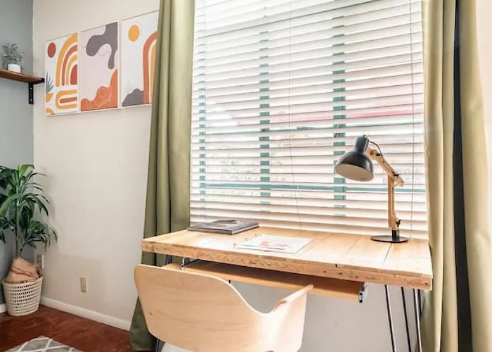 Vibrant 2br Dt Living, Stylish & Serene *