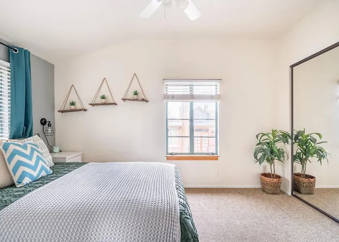 Vibrant 2br Dt Living, Stylish & Serene *